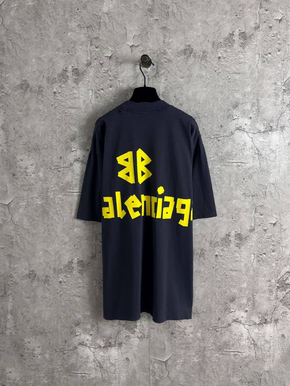 Balenciaga Tape — принт крупно
