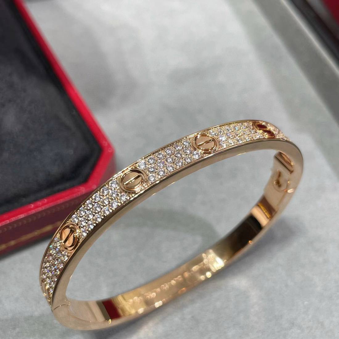 Cartier Love — деталь браслета