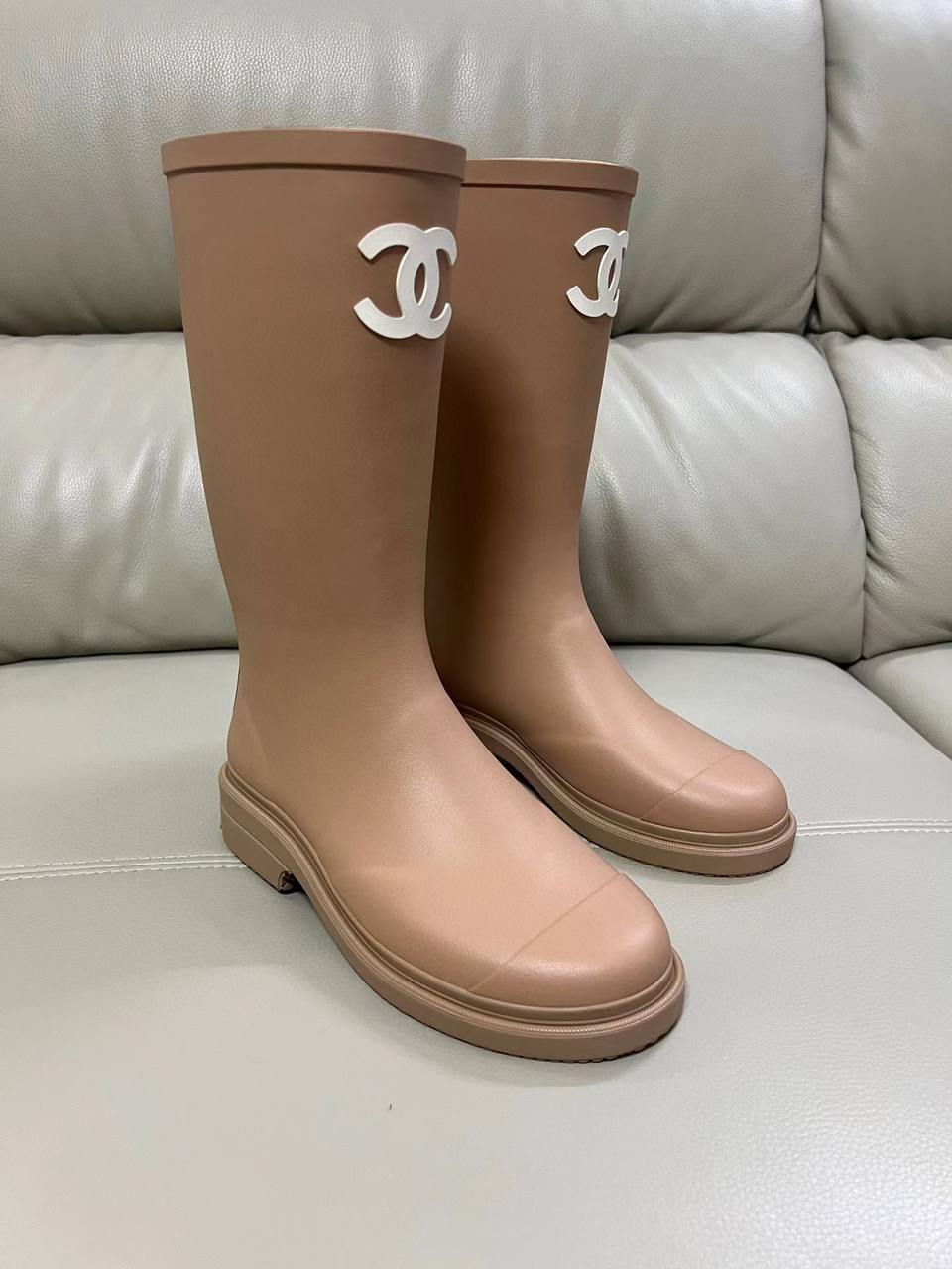 Chanel Rubber Boots — вид сбоку
