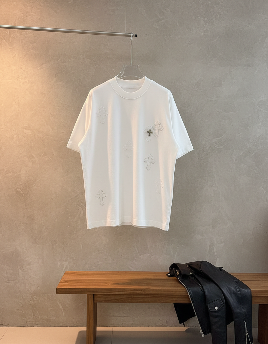 Chrome Hearts — AI у бетонной стены с кожаной курткой