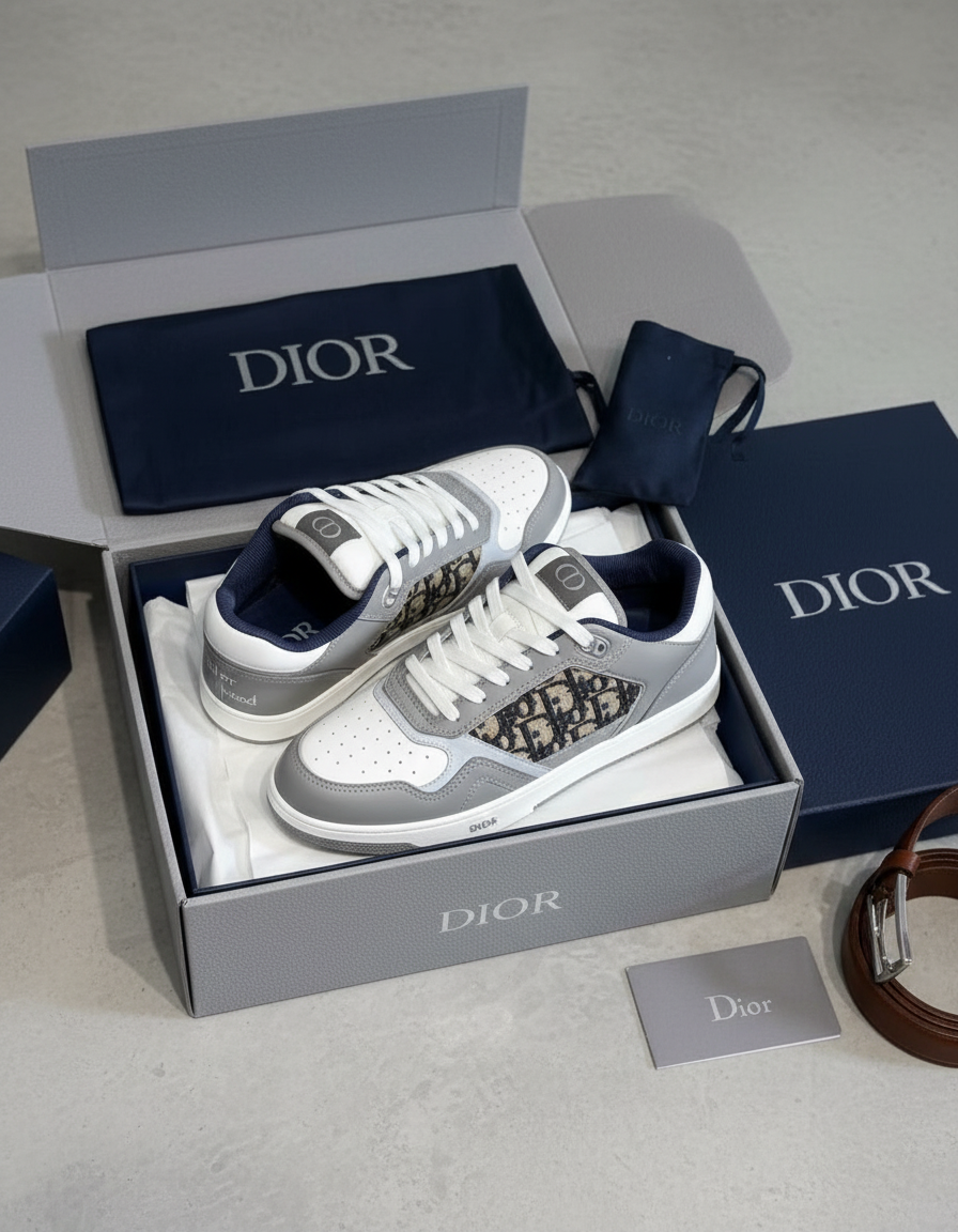 Dior B27 Grey/White — на бетоне с коричневым ремнём