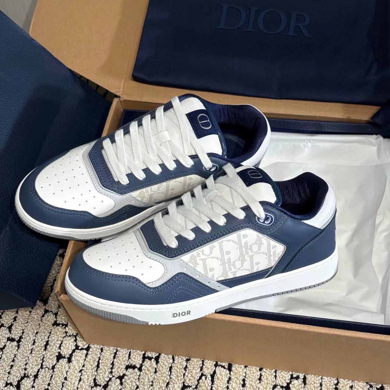 Dior B27 — подошва и логотип