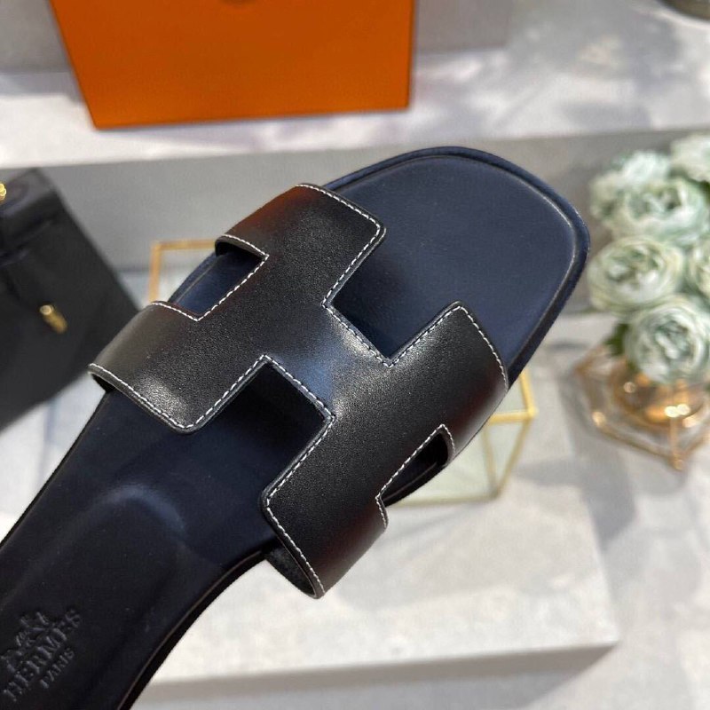 Hermes Oran чёрные — крупный план кожи