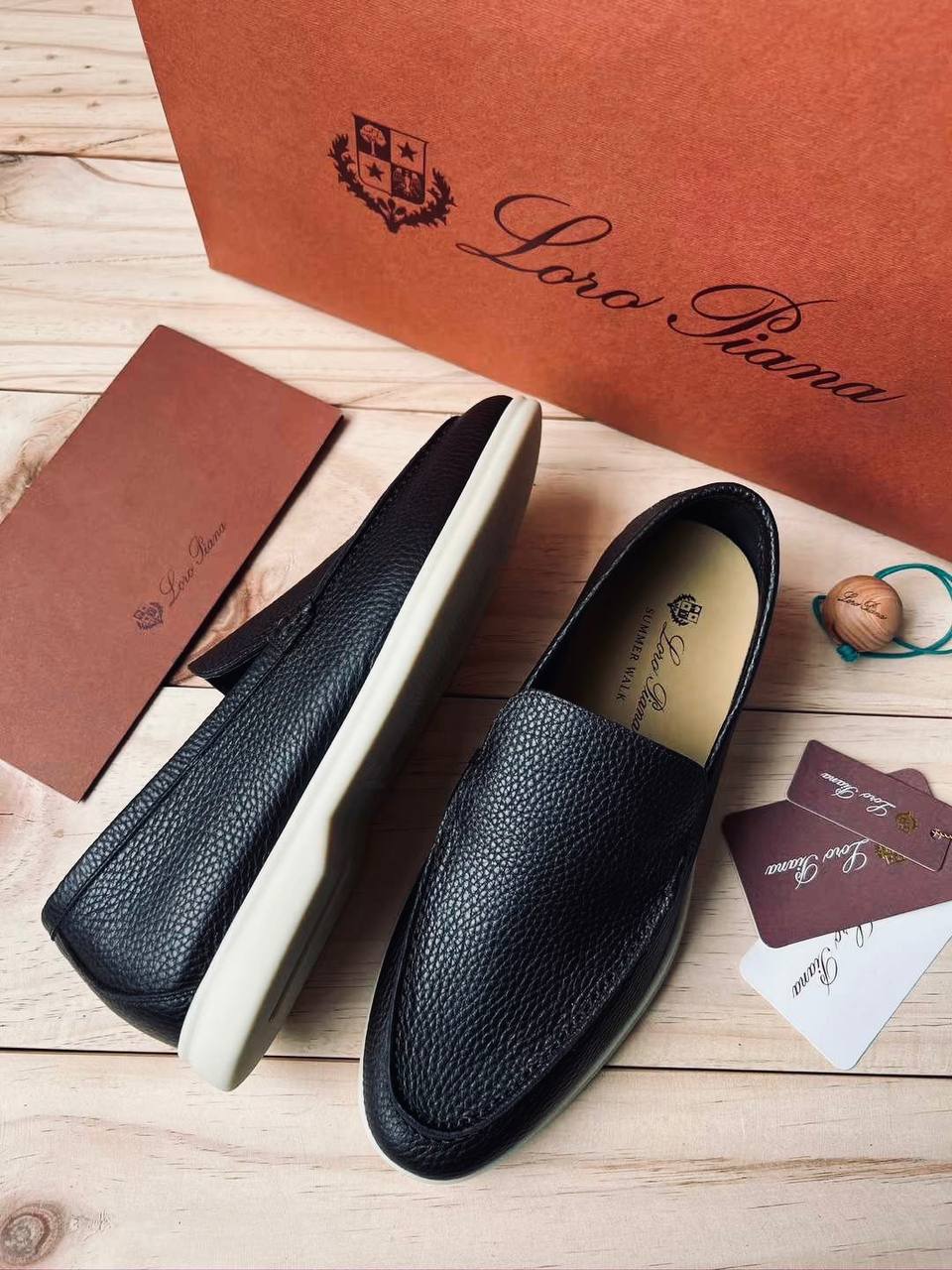 Loro Piana Summer Walk — товар с коробкой