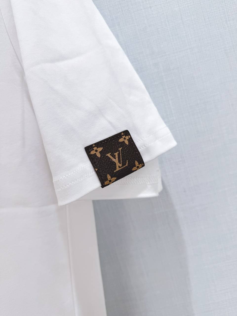 LV футболка — деталь ткани
