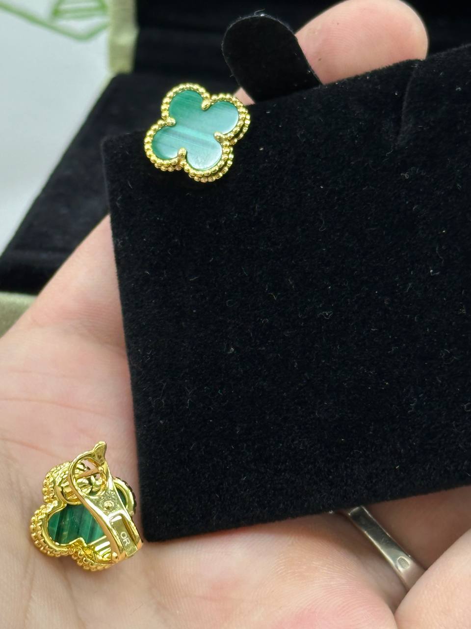 Van Cleef Alhambra — деталь перламутра